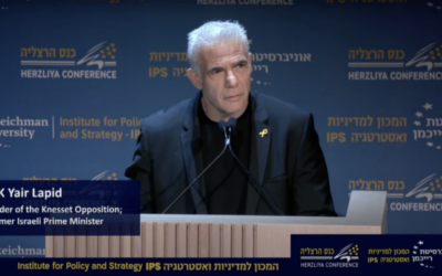 Le chef de l'opposition Yaïr Lapid s'exprimant lors de la conférence d'Herzliya le 24 juin 2024. (Crédit : Capture d'écran ; utilisée conformément à l'article 27a de la loi sur les droits d'auteur)